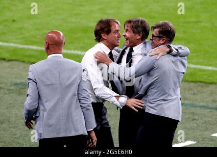 Italien-Manager Roberto Mancini (zweiter links) feiert, nachdem Matteo Pessina während der UEFA Euro 2020-Runde des Spiels 16 im Wembley Stadium, London, das zweite Tor ihrer Mannschaft erzielt hat. Bilddatum: Samstag, 26. Juni 2021. Stockfoto