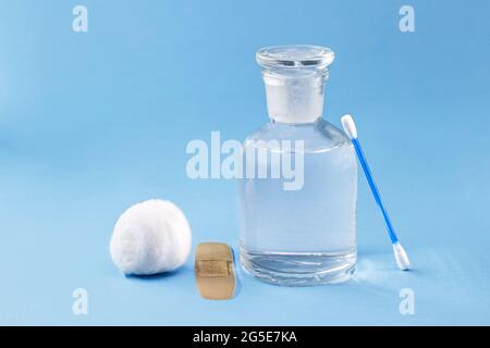 Reagenzflasche mit Glasstopfen, mit Wasserstoffperoxid im Inneren. Chemisches Element H2 O2 im Labor Stockfoto