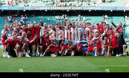 Twickenham, London, Großbritannien. Juni 2021. Premiership Rugby Union Finale, Exeter Chiefs gegen Harlekine; Mighty Harlekins Team Foto nach ihrem unglaublichen Sieg gegen Exeter Chiefs, 2021 Champions Harlekins Kredit: Action Plus Sports/Alamy Live News Stockfoto