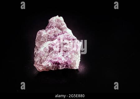 Lepidoliterz ist ein Mineral aus Phyllosilikaten. Es gehört zur Micas-Gruppe und ist eine sekundäre Lithiumquelle Stockfoto