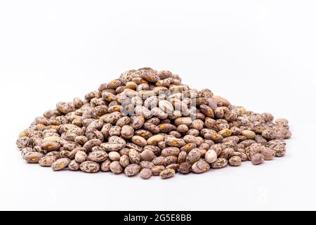 Rajado-Bohnen, brasilianische Bohnen, Samenhaufen auf isoliertem weißem Hintergrund. Stockfoto