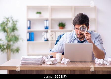 Junge Angestellte des Geschäftsmannes, die neue Ideen im Büro ablehnt Stockfoto