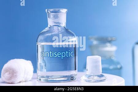 Krankenhausbehälter aus Glas mit Wasserstoffperoxid, in antiseptischem Englisch geschrieben. Stockfoto