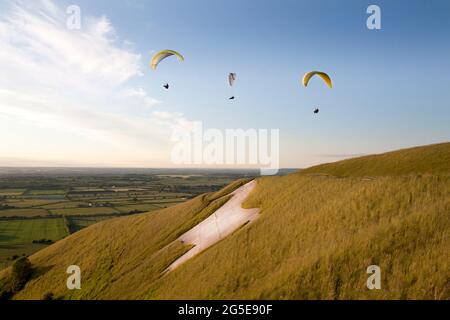 Gleitschirmflieger im White Horse Iron Age Hill Fort, Bratton, Westbury, Wiltshire, England Stockfoto