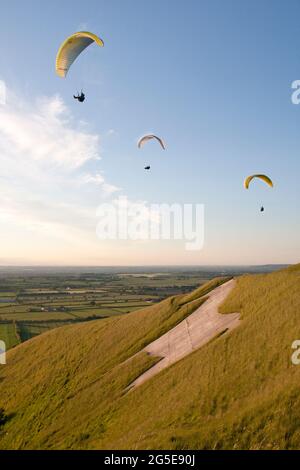 Gleitschirmflieger im White Horse Iron Age Hill Fort, Bratton, Westbury, Wiltshire, England Stockfoto