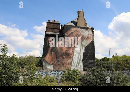 Street Art auf dem ehemaligen Bankgebäude in Nord- und Südwales am Great George Place in Liverpool, das heute ein Hochzeitsgeschäft ist Stockfoto