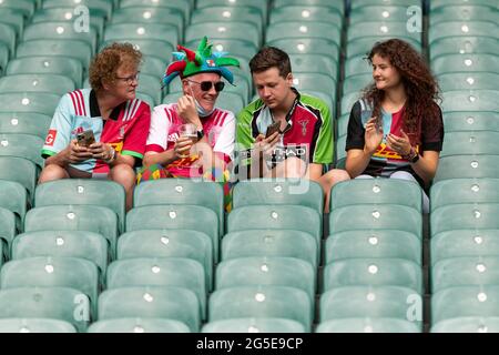 LONDON, GROSSBRITANNIEN. 26. JUNI: Fans von Harlekins während des Gallagher Premiership-Spiels zwischen Exeter Chiefs und Harlekins im Twickenham Stadium, Twickenham am Samstag, 26. Juni 2021. (Kredit: Juan Gasparini, MI News) Kredit: MI Nachrichten & Sport /Alamy Live Nachrichten Stockfoto