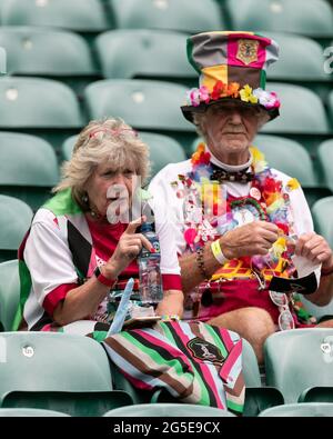 LONDON, GROSSBRITANNIEN. 26. JUNI: Fans von Harlekins während des Gallagher Premiership-Spiels zwischen Exeter Chiefs und Harlekins im Twickenham Stadium, Twickenham am Samstag, 26. Juni 2021. (Kredit: Juan Gasparini, MI News) Kredit: MI Nachrichten & Sport /Alamy Live Nachrichten Stockfoto