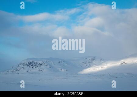 Berge rund um den Kungsleden Trail im April 2021 schneebedeckt, Lappland, Schweden Stockfoto