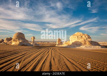 Massive Kalksteinformationen unter dem blauen Himmel in der Weißen Wüste, Farafra, Ägypten Stockfoto