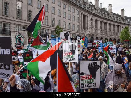 London, Großbritannien. Juni 2021. Pro-palästinensische Demonstranten in der Regent Street. Mehrere Proteste fanden in der Hauptstadt statt, als pro-Palästina, Black Lives Matter, Kill the Bill, Extinction Rebellion, Anti-Tory-Demonstranten und verschiedene andere Gruppen marschierten durch Central London. (Quelle: Vuk Valcic / Alamy Live News) Stockfoto