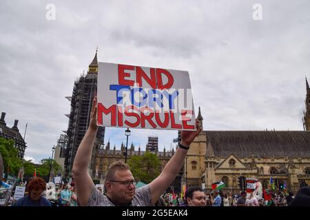 London, Großbritannien. Juni 2021. Ein Protestler hält auf dem Parliament Square ein Plakat mit dem Titel „Ende der Tory-Missherrschaft“. Mehrere Proteste fanden in der Hauptstadt statt, als pro-Palästina, Black Lives Matter, Kill the Bill, Extinction Rebellion, Anti-Tory-Demonstranten und verschiedene andere Gruppen marschierten durch Central London. (Quelle: Vuk Valcic / Alamy Live News) Stockfoto