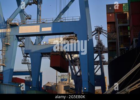 Industriehafen mit Containern. Terminal Kran lädt Container auf dem Schiff Stockfoto