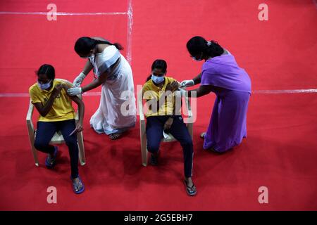 Chennai, Tamil Nadu, Indien. Juni 2021. In einem Hallenstadion in Chennai geimpft das Gesundheitspersonal den Sportler mit dem ersten Jab des Covid-Impfstoffs gegen das Coronavirus Covid-19. Quelle: Sri Loganathan/ZUMA Wire/Alamy Live News Stockfoto