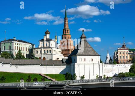 Kasan Kreml im Sommer, Tatarstan, Russland. Es ist die Top-Touristenattraktion von Kazan. Panorama der weißen Festung und Wahrzeichen in ihr. Historischer Bogen Stockfoto