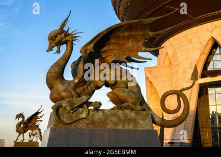 Kasan, Russland - 18. Juni 2021: Familienzentrum und Hochzeitspalast bei Sonnenuntergang in Kasan, Tatarstan. Dragon Zilant, offizielles Symbol der Nahaufnahme von Kazan. Dies Stockfoto