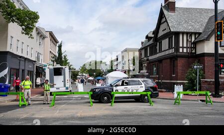 WESTPORT, CT, USA - 26. JUNI 2021: Polizeiauto auf der Main Street während des jährlichen Verkaufsverkaufs für den Bürgersteig Stockfoto
