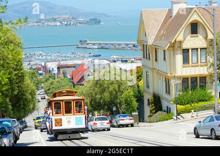 Powell-Hyde-Auto mit Alcatraz im Hintergrund, San Francisco, Kalifornien, USA Stockfoto