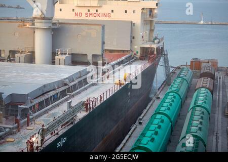 Körnerelevator. Industrielle Seehandel Hafen Bulk Cargo Zone Getreide Terminal Stockfoto