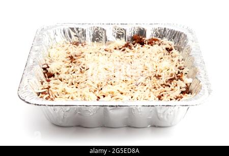 Ungekochte Lasagne in einer Einweg-Blechpfanne Stockfoto