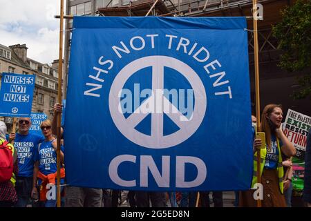 London, Großbritannien. Juni 2021. Die Demonstranten halten auf der Regent Street ein Transparent mit dem Titel „NHS Not Trident“. Mehrere Proteste fanden in der Hauptstadt statt, als pro-Palästina, Black Lives Matter, Kill the Bill, Extinction Rebellion, Anti-Tory-Demonstranten und verschiedene andere Gruppen marschierten durch Central London. (Quelle: Vuk Valcic / Alamy Live News) Stockfoto