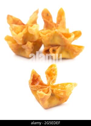 Gebratene gefüllte Wontons auf weißem Hintergrund Stockfoto