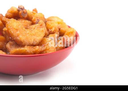 Honig-Walnuss-Garnele auf weißem Hintergrund Stockfoto