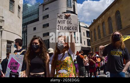 London, Großbritannien. Juni 2021. Demonstranten vor dem BBC-Hauptquartier. Mehrere Proteste fanden in der Hauptstadt statt, als pro-Palästina, Black Lives Matter, Kill the Bill, Extinction Rebellion, Anti-Tory-Demonstranten und verschiedene andere Gruppen marschierten durch Central London. (Quelle: Vuk Valcic / Alamy Live News) Stockfoto