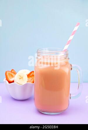 Erdbeer- und Bananenglättung in einem Glasglas Stockfoto