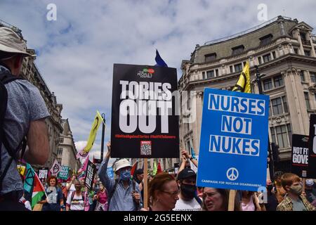 London, Großbritannien. Juni 2021. Demonstranten auf der Regent Street. Mehrere Proteste fanden in der Hauptstadt statt, als pro-Palästina, Black Lives Matter, Kill the Bill, Extinction Rebellion, Anti-Tory-Demonstranten und verschiedene andere Gruppen marschierten durch Central London. (Quelle: Vuk Valcic / Alamy Live News) Stockfoto