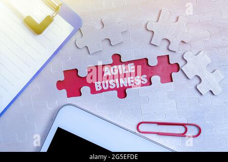 Inspiration zeigt Zeichen Agile Business. Internet-Konzept Fähigkeit der schnellen Anpassung an den Markt s ist Trend Aufbau eines unfertigen weißen Jigsaw Stockfoto