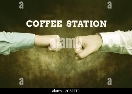 Inspiration mit Schild Coffee Station. Geschäftsidee ein kleines, informelles Restaurant, in dem in der Regel heiße Getränke serviert werden, zwei professionell gut gekleidete Stockfoto
