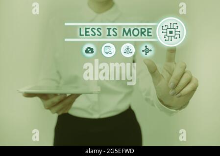 Text, der Inspiration zeigt weniger ist mehr. Das Wort, auf dem geschrieben wurde, um einen minimalistischen Ansatz auszudrücken, ist effektiver. Inspirierende Business-Technologie Stockfoto