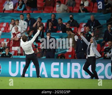 London, Großbritannien. Juni 2021. Roberto Mancini (Trainer Italien) feiert am 26. Juni 2020 mit seinen Mitarbeitern im Backroom beim UEFA EURO 2020 der Gruppe C zwischen Italien und Österreich im Wembley Stadium, London, Großbritannien. Kredit: Paul Marriott/Alamy Live Nachrichten Stockfoto