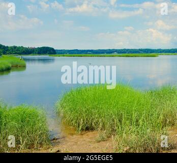 Blick auf den Hafen von Stony Brook vom historischen Dorf Stony Brook, Long Island, New York. Speicherplatz kopieren. Stockfoto