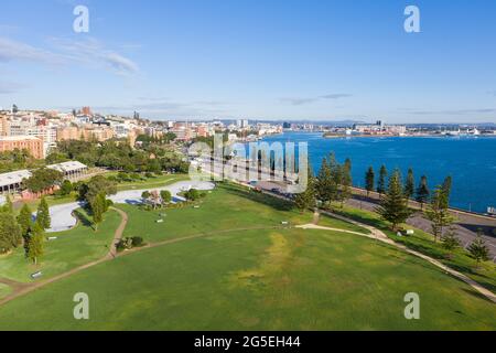 Luftaufnahme des Parks und der Stadtlandschaft neben dem Hafen von Newcastle und dem Hunter River in Newcastle - NSW Australia Stockfoto