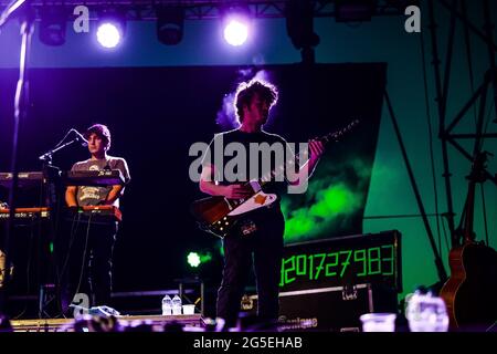 Bologna, Italien. Juni 2021. Die italienische Indie-Rock-Band Lo Stato Sociale startet ihre Recovery-Tour aus ihrer eigenen Stadt Bologna während des neuen Festivals Nova in Dumbo. (Foto: Luigi Rizzo/Pacific Press) Quelle: Pacific Press Media Production Corp./Alamy Live News Stockfoto