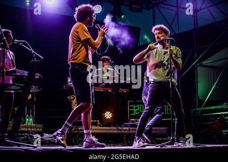 Bologna, Italien. Juni 2021. Die italienische Indie-Rock-Band Lo Stato Sociale startet ihre Recovery-Tour aus ihrer eigenen Stadt Bologna während des neuen Festivals Nova in Dumbo. (Foto: Luigi Rizzo/Pacific Press) Quelle: Pacific Press Media Production Corp./Alamy Live News Stockfoto