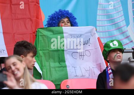London, Großbritannien. Juni 2021. Fans (Italien) während der UEFA 'European Championship 2020 Runde von 16 Spiel zwischen Italien 2-1 Österreich Frauen im Wembley-Stadion am 27. Juni 2021 in London, England. Quelle: Maurizio Borsari/AFLO/Alamy Live News Stockfoto