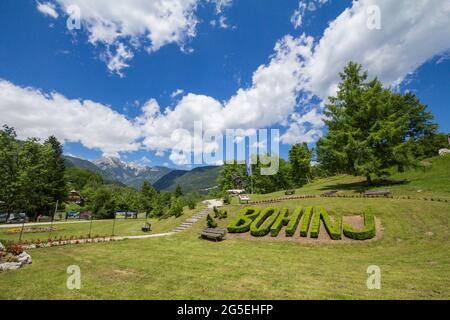 Bild eines Schildes mit dem Namen bohinj am Eingang zum Nationalpark Triglav in Ribcev Laz, Slowenien. Es ist ein beliebtes Ziel für die Natur in Stockfoto