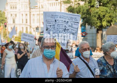 Diese Demonstration ist der Höhepunkt eines Tages des Kampfes, der zur Verteidigung der öffentlichen Dienste und des öffentlichen Rentensystems sowie gegen die brutale soziale Prekarität aufgerufen wurde, die die Arbeiterklasse im gesamten spanischen Staat dramatisch trifft, Aber vor allem in der Gemeinde Madrid findet am 25. Und 26. Juni eine Konferenz in verschiedenen Stadtteilen und Städten statt (Coslada, Vicálvaro, Vallekas, Alcobendas-San Sebastián de los Reyes, Lavapiés, Valdezarzas, Tres Cantos, Arganzuela, Torrejón ..). Der Tag des Kampfes im Allgemeinen und die Demonstration am Samstag, den 26., verlassen Atocha Stockfoto