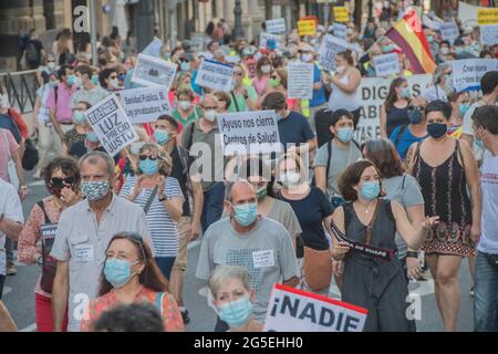 Diese Demonstration ist der Höhepunkt eines Tages des Kampfes, der zur Verteidigung der öffentlichen Dienste und des öffentlichen Rentensystems sowie gegen die brutale soziale Prekarität aufgerufen wurde, die die Arbeiterklasse im gesamten spanischen Staat dramatisch trifft, Aber vor allem in der Gemeinde Madrid findet am 25. Und 26. Juni eine Konferenz in verschiedenen Stadtteilen und Städten statt (Coslada, Vicálvaro, Vallekas, Alcobendas-San Sebastián de los Reyes, Lavapiés, Valdezarzas, Tres Cantos, Arganzuela, Torrejón ..). Der Tag des Kampfes im Allgemeinen und die Demonstration am Samstag, den 26., verlassen Atocha Stockfoto