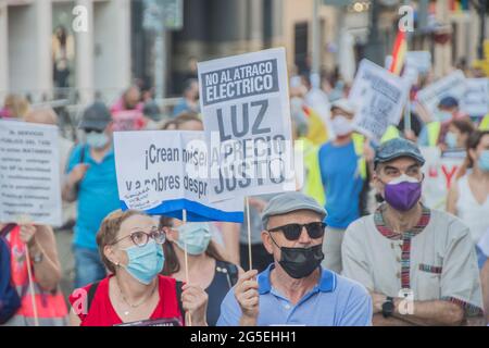 Diese Demonstration ist der Höhepunkt eines Tages des Kampfes, der zur Verteidigung der öffentlichen Dienste und des öffentlichen Rentensystems sowie gegen die brutale soziale Prekarität aufgerufen wurde, die die Arbeiterklasse im gesamten spanischen Staat dramatisch trifft, Aber vor allem in der Gemeinde Madrid findet am 25. Und 26. Juni eine Konferenz in verschiedenen Stadtteilen und Städten statt (Coslada, Vicálvaro, Vallekas, Alcobendas-San Sebastián de los Reyes, Lavapiés, Valdezarzas, Tres Cantos, Arganzuela, Torrejón ..). Der Tag des Kampfes im Allgemeinen und die Demonstration am Samstag, den 26., verlassen Atocha Stockfoto