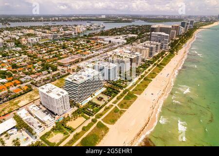 Surfside Miami Beach Oceanfront Wohnanlagen mit Drohne aufgenommen Stockfoto