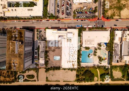 Luftaufnahme von oben Miami Beach Surfside Eigentumswohnung Gebäude USA Stockfoto