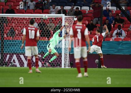 London, Großbritannien. Juni 2021. Marko Arnautovic (Österreich) Gianluigi Donnarumma (Italien) ; 26. Juni; 2021 - Fußball : UEFA European Championship 2020; Runde von 16 ; Finalspiel zwischen Italien 2-1 Österreich im Wembley Stadium ; London, England; unerlaubtes Tor;( Foto von aicfoto)(ITALIEN) [0855] Stockfoto