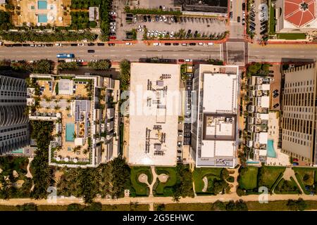 Luftaufnahme von oben Miami Beach Surfside Eigentumswohnungen Gebäude Stockfoto