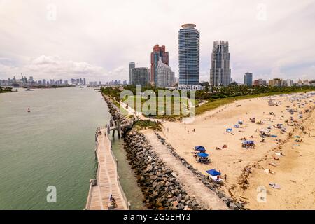 Miami Beach, FL, USA - 26. Juni 2021: Pier von Miami Beach im South Pointe Park Stockfoto