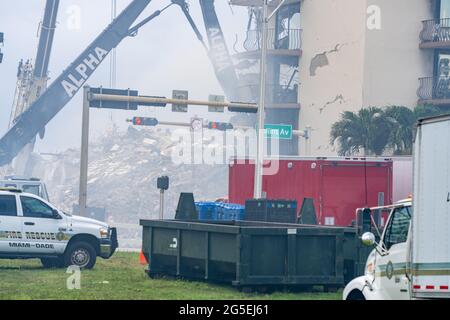 Miami Beach Surfside, FL, USA - 26. Juni 2021: Szene in der Nähe der Champlain Towers, die am 24. Juni 2021 die Bewohner einfangen. Stockfoto