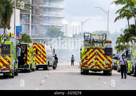 Miami Beach Surfside, FL, USA - 26. Juni 2021: Szene in der Nähe der Champlain Towers, die am 24. Juni 2021 die Bewohner einfangen. Stockfoto